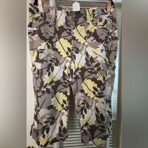 Gloria Vanderbilt Floral Camouflage Cargo Capris-Size 12